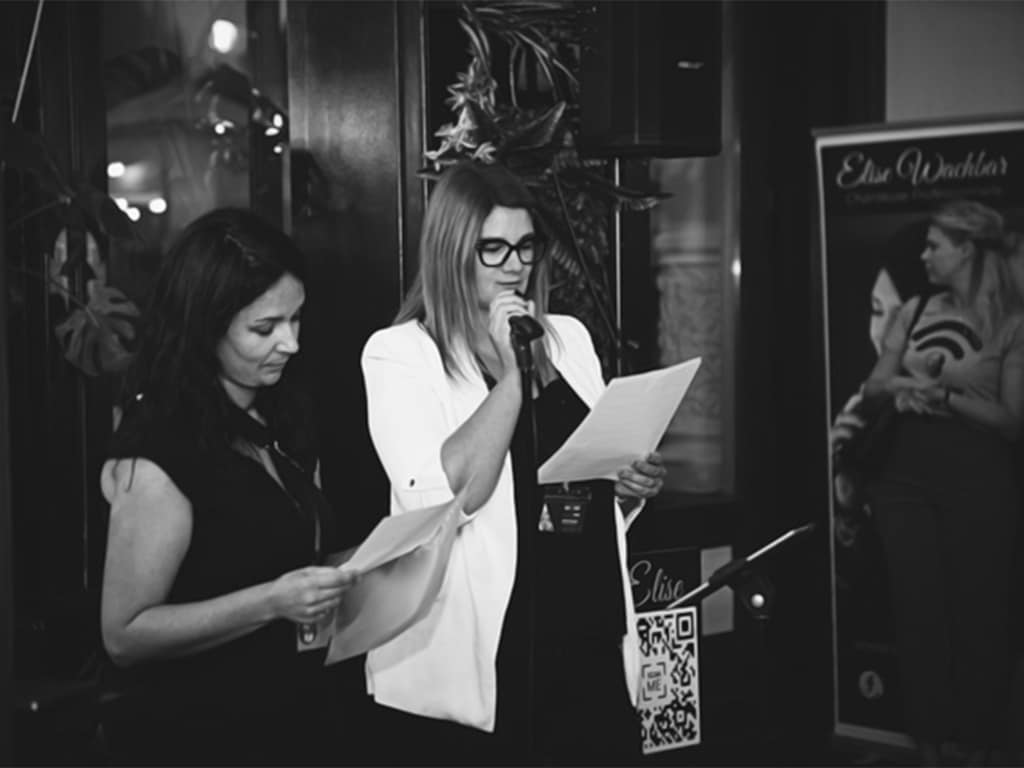 Les deux co-fondatrices du Bo Réso prononcent un discours lors d’une soirée networking, incarnant les valeurs d’engagement, d’entraide et d’inspiration du réseau.