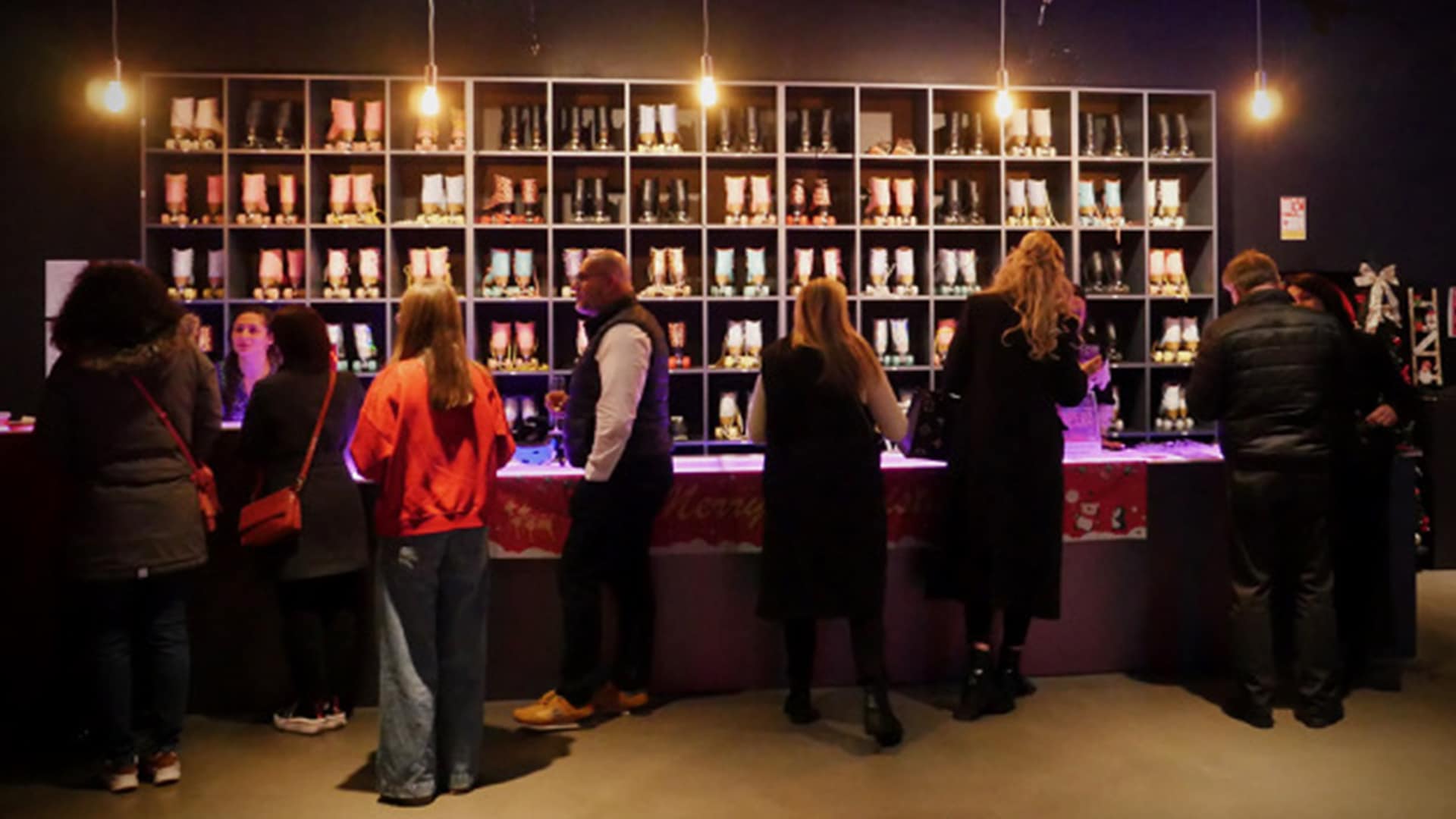 Des participants récupèrent leurs équipements de patinage dans un décor original et lumineux, à l’occasion d’un événement Bo Réso dans un lieu atypique.