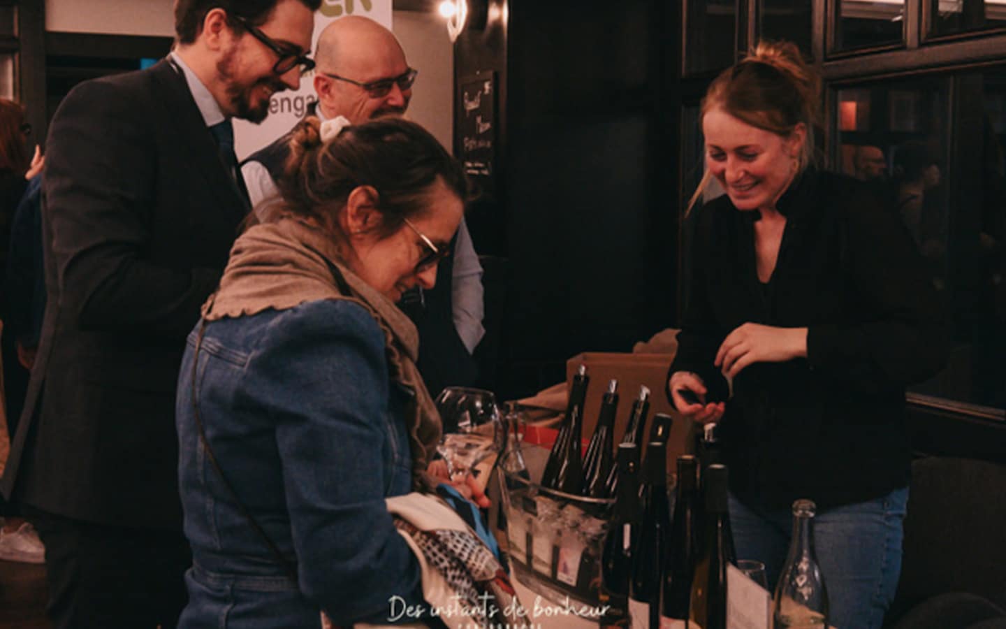 Des participants échangent avec une exposante autour d’une table de dégustation de vins, dans une ambiance conviviale et professionnelle organisée par Le Bo Réso.