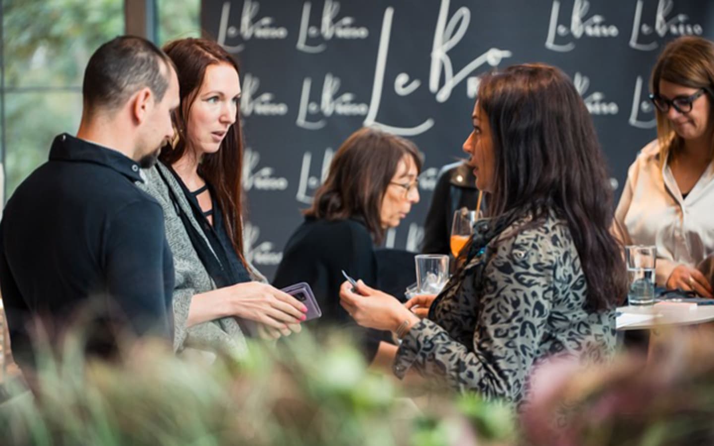 Des membres du Bo Réso échangent cartes de visite et projets dans une ambiance professionnelle et conviviale, lors d’un événement à Mulhouse.