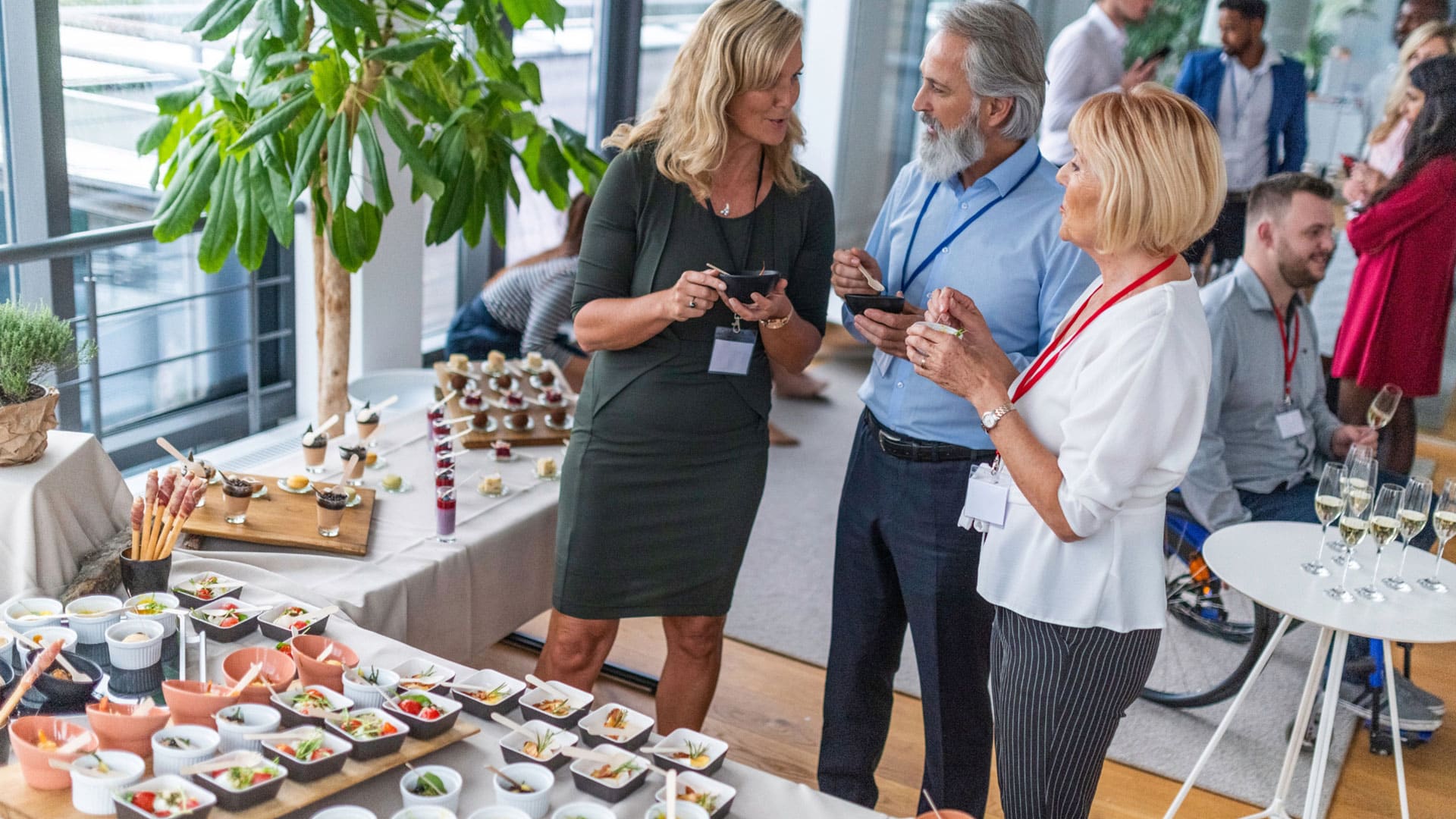 Professionnels discutant dans un espace lumineux autour d’un buffet soigné, lors d’un événement de networking convivial organisé par Le Bo Réso.