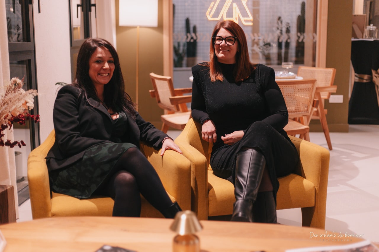 Les co-fondatrices du Bo Réso posent dans un cadre chaleureux et design, incarnant les valeurs de convivialité et d’entrepreneuriat du réseau professionnel à Mulhouse.