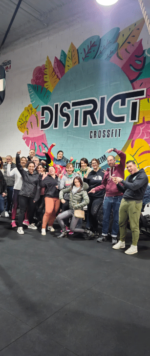 Photo de groupe des membres Bo Réso lors d’un événement Membre Plus au District CrossFit, mêlant sport, fun et esprit de communauté dans un cadre dynamique.