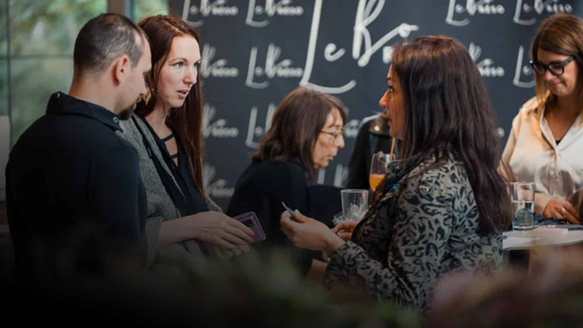 Des membres du Bo Réso échangent cartes de visite et projets dans une ambiance professionnelle et conviviale, lors d’un événement à Mulhouse.