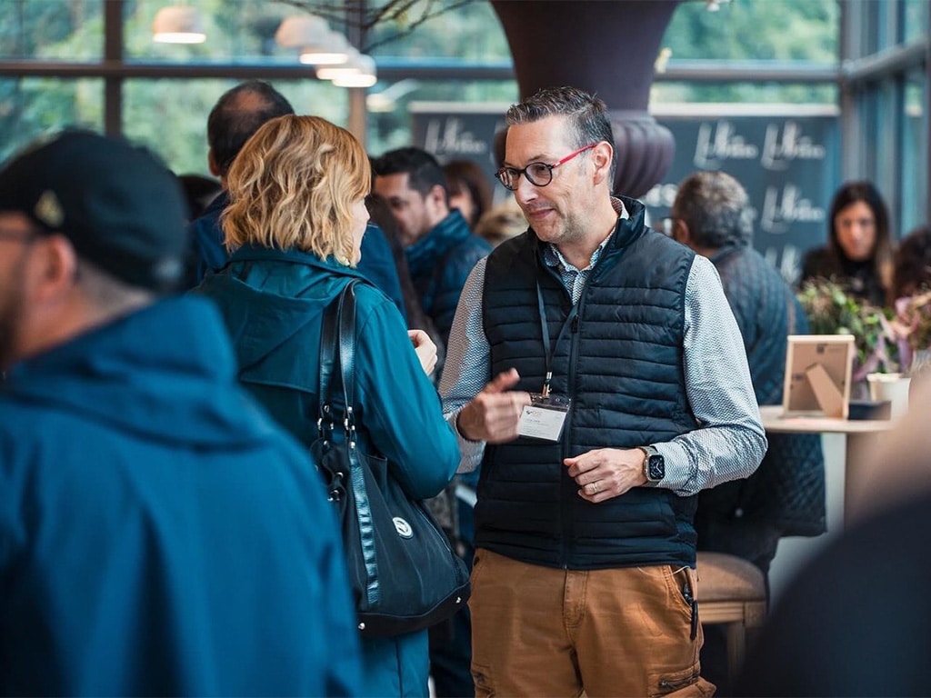 Des professionnels échangent dans une ambiance conviviale lors d’une soirée networking organisée par Le Bo Réso à Mulhouse