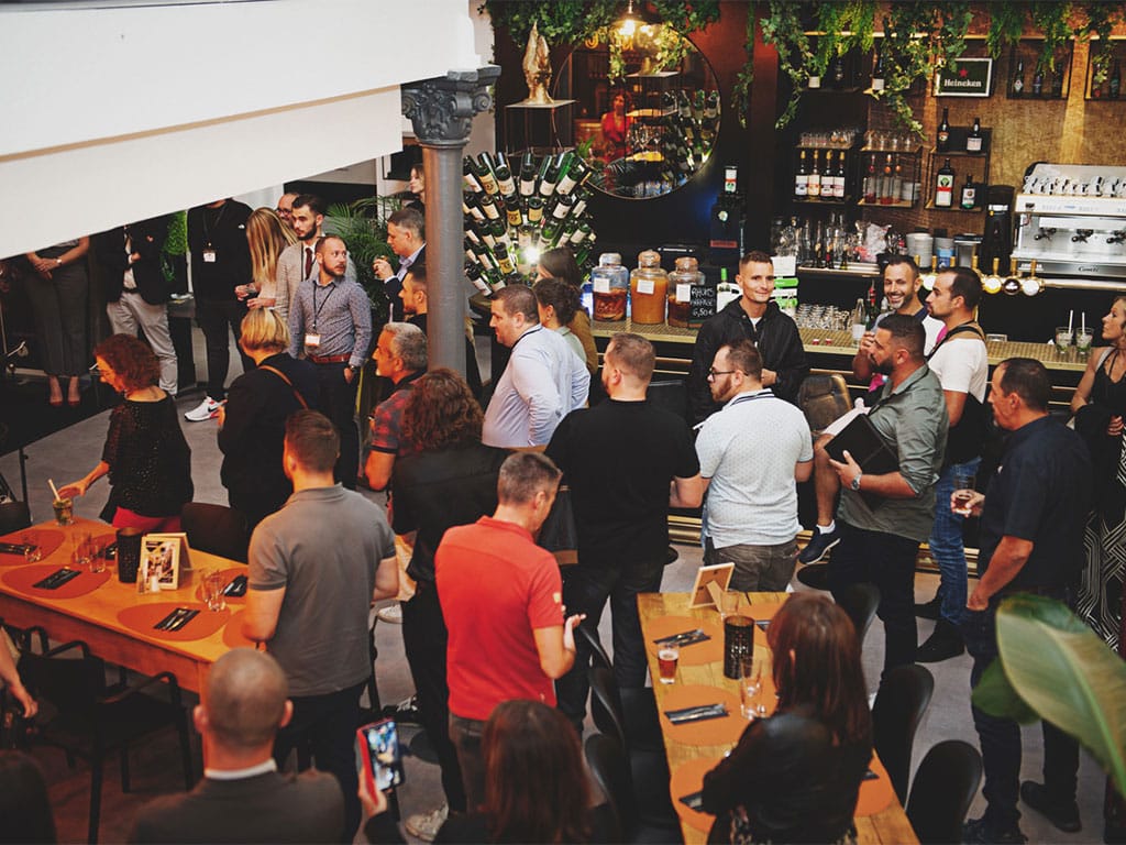 Professionnels réunis autour du bar lors d’un événement Bo Réso, dans une ambiance conviviale et dynamique propice au networking à Mulhouse.