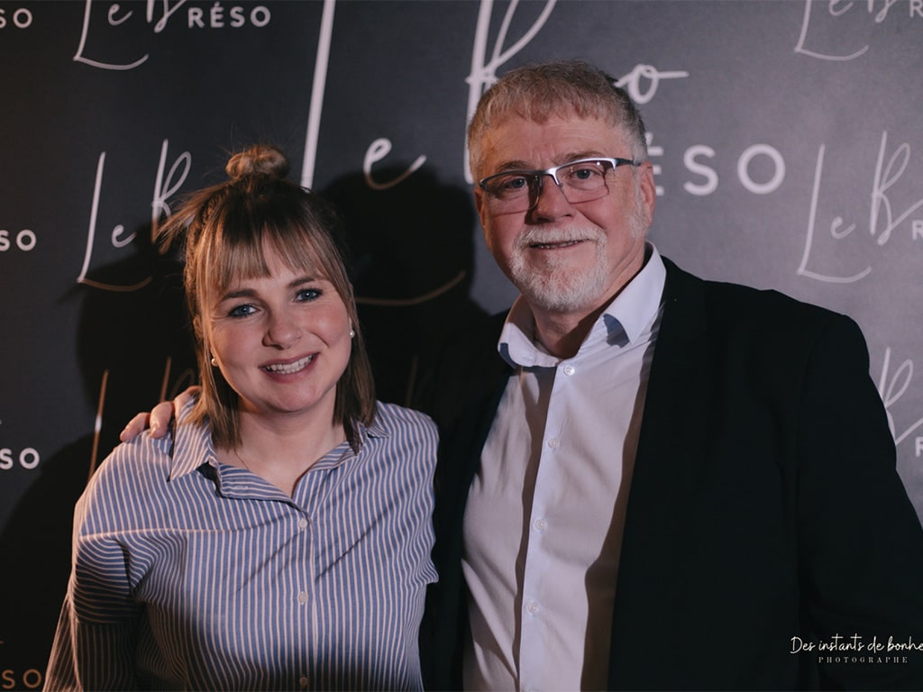 Une participante pose avec un intervenant dans une ambiance conviviale sur le photocall du Bo Réso, réseau professionnel à Mulhouse.